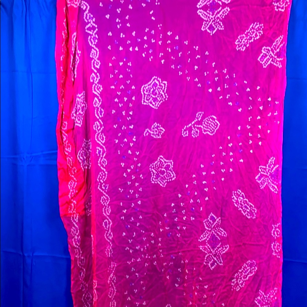 Beautiful long fabric: sari, scarf, or shawl!